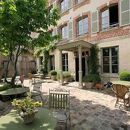 La Maison De Lucie מלון 3*